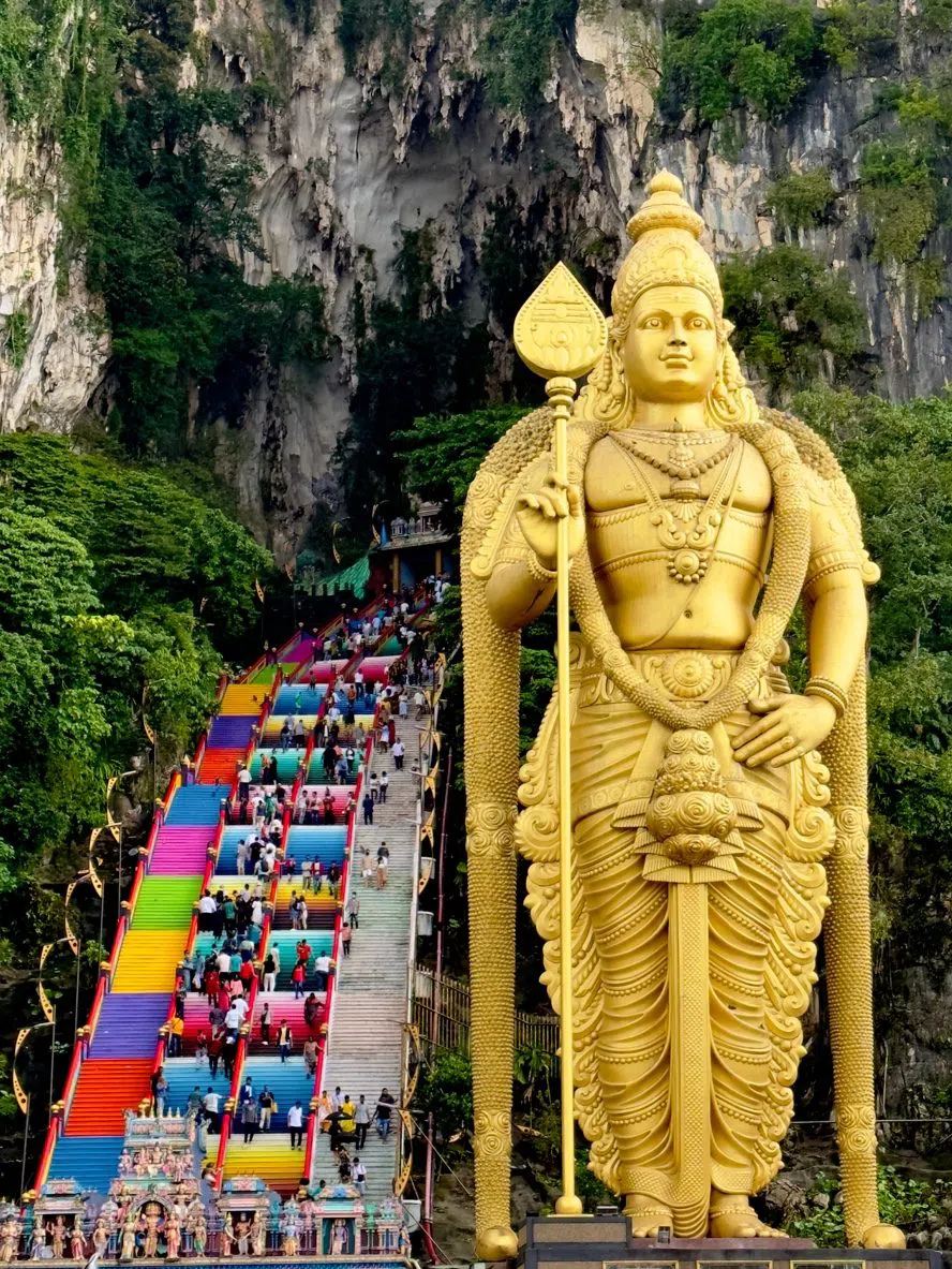 Ud over de 272 trin: Batu Caves, dets templer og vandfaldet, lokale faktisk tager til