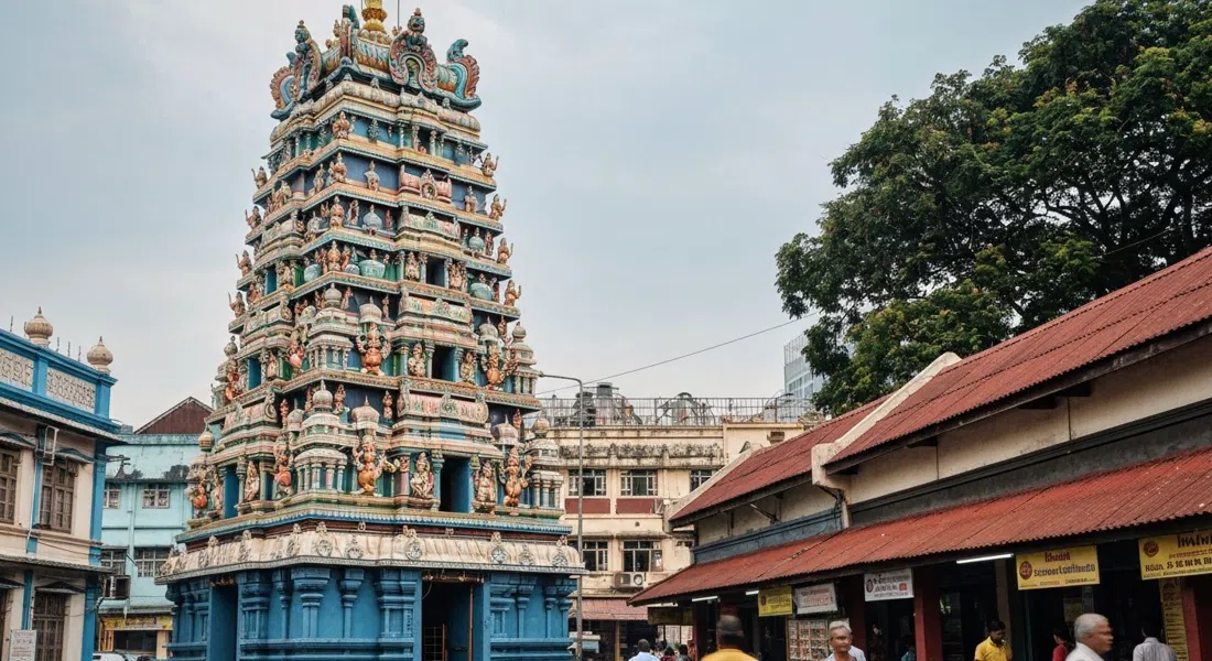 el ornamentado gopuram de Sri Kandaswamy Kovil cerca de Jalan Scott, deidades pintadas trepando la torre con luz suave de la mañana