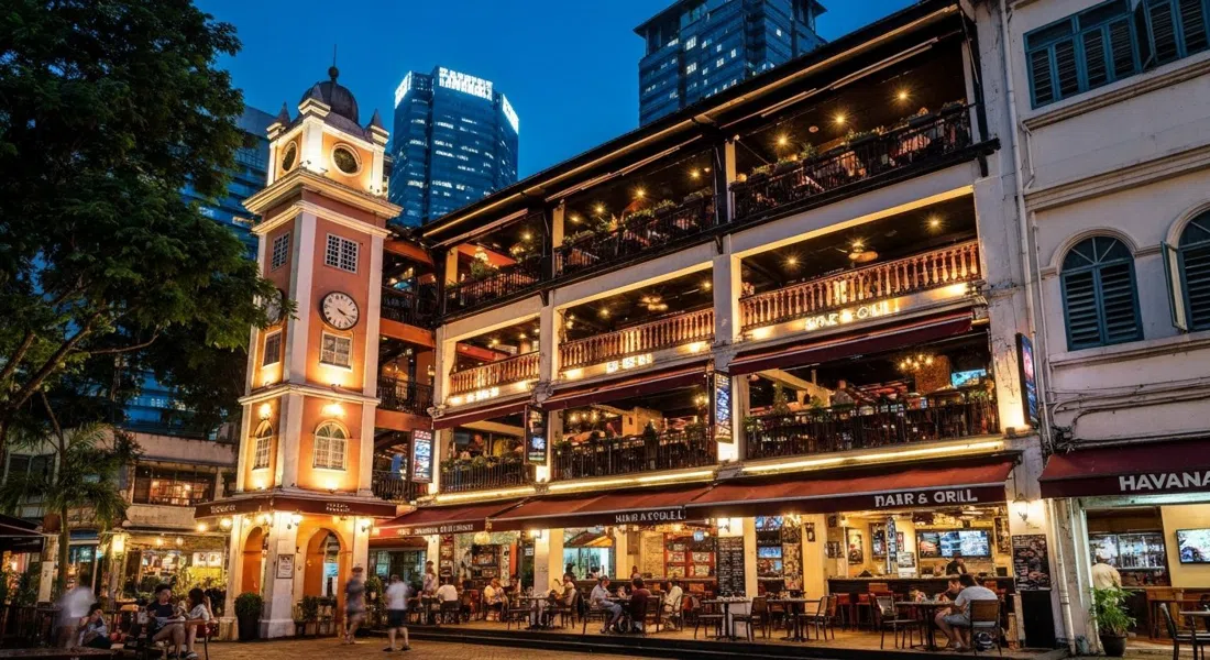 Havana Bar & Grill an der Changkat Bukit Bintang bei Nacht, drei Stockwerke in warmem Neon erleuchtet mit Tischen im Innenhof unten
