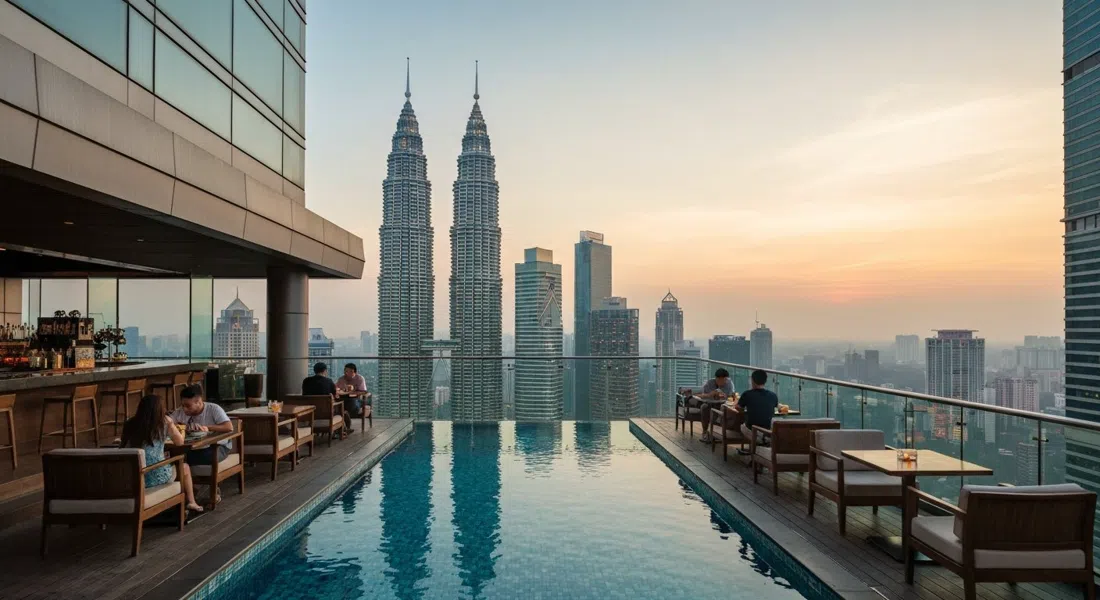 SkyBar en Traders Hotel en el piso 33, reservados junto a la piscina frente a las Torres Gemelas Petronas a través del vidrio al atardecer